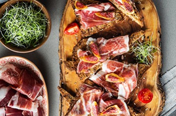Tostadas con jamón curado e higos