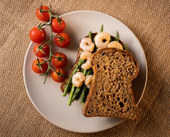 Bocadilo de gambas y espárragos