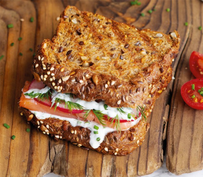 Bocadillo de salmón y salsa de yogurt