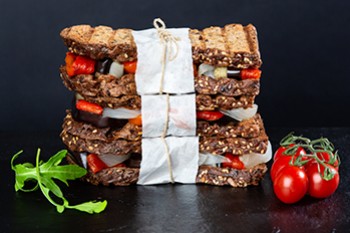 Bocadillo planchado de verduras asadas