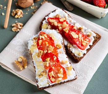Tostadas de ricotta con fresas y nueces