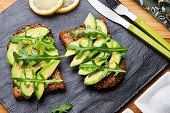 Tostada de aguacate y rúcula