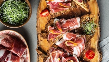 Tostadas con jamón curado e higos