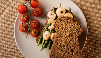 Bocadilo de gambas y espárragos