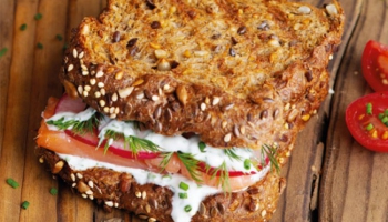Bocadillo de salmón y salsa de yogurt