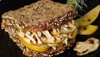 Bocadillo de pollo asado con manzana
