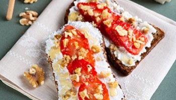 Tostadas de ricotta con fresas y nueces
