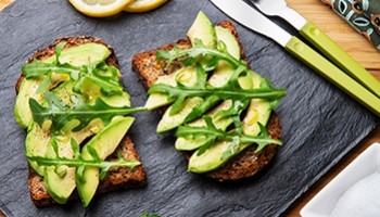 Tostada de aguacate y rúcula